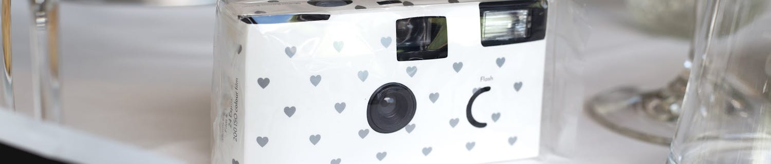 kertakäyttökamera pöydällä juhlat